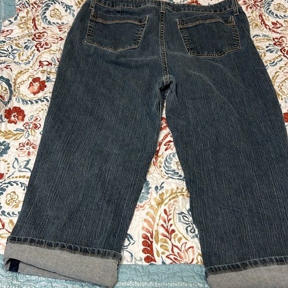 Woman’s Eddie bauer denim capri . - Picture 2 of 4